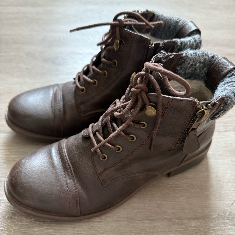 Call it Spring Cozy Brown Lace-Up Boots, size 6
